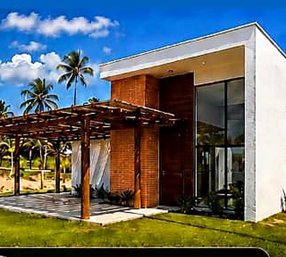 Front of the contemporary house with its pergola and garden