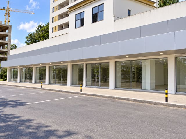 Retail unit at Edifício Guarataia, Brotas