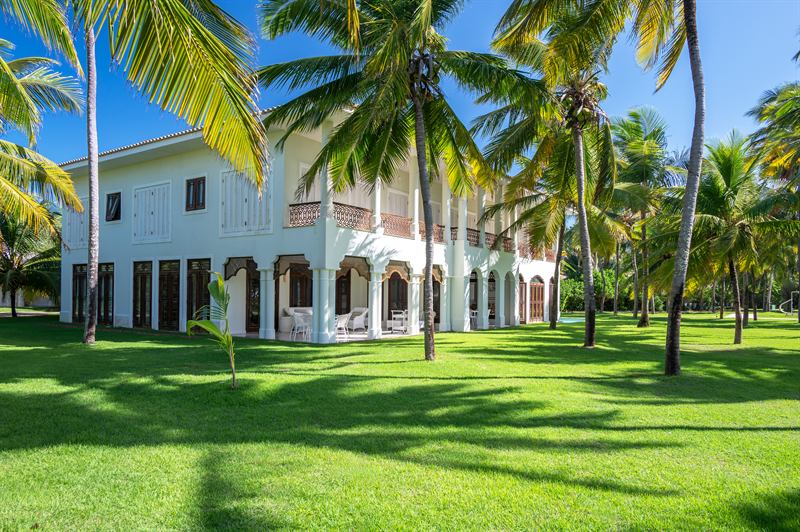 Front elevation with verandas and palm grove