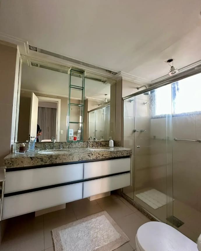 Master en-suite bathroom