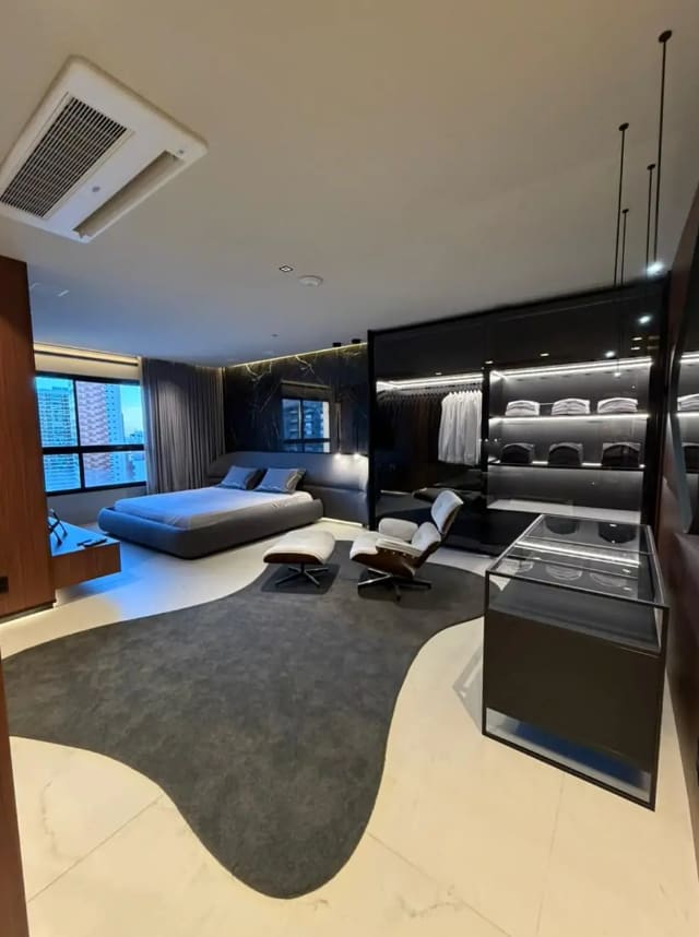 Master en-suite bedroom with walk-in closet
