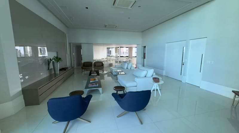 Spacious living room